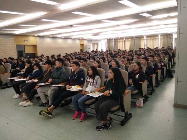 学员认真听课