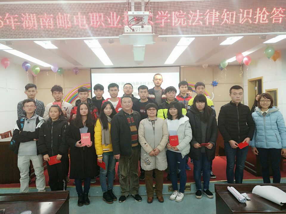 获奖代表与老师合影