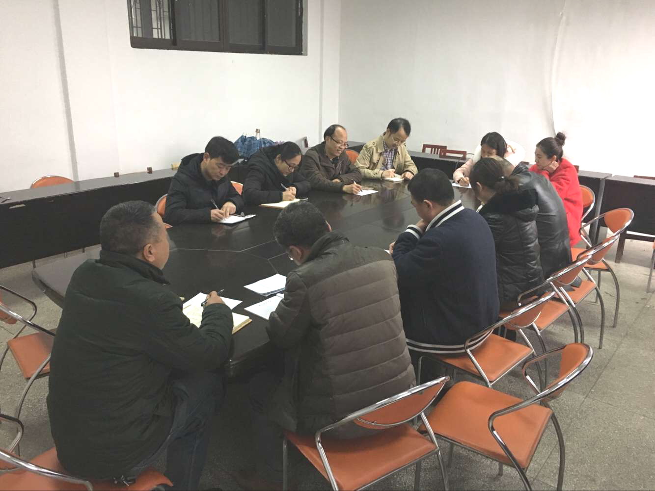 教工党支部组织生活会和民主评议场景