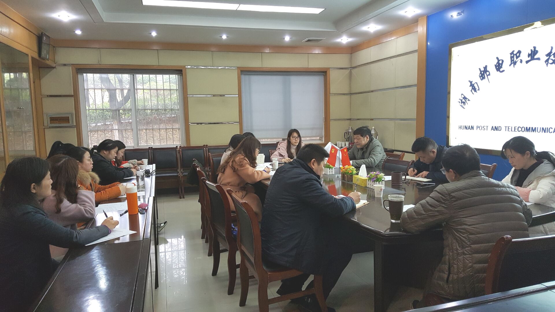 教工党支部组织生活会和民主评议场景