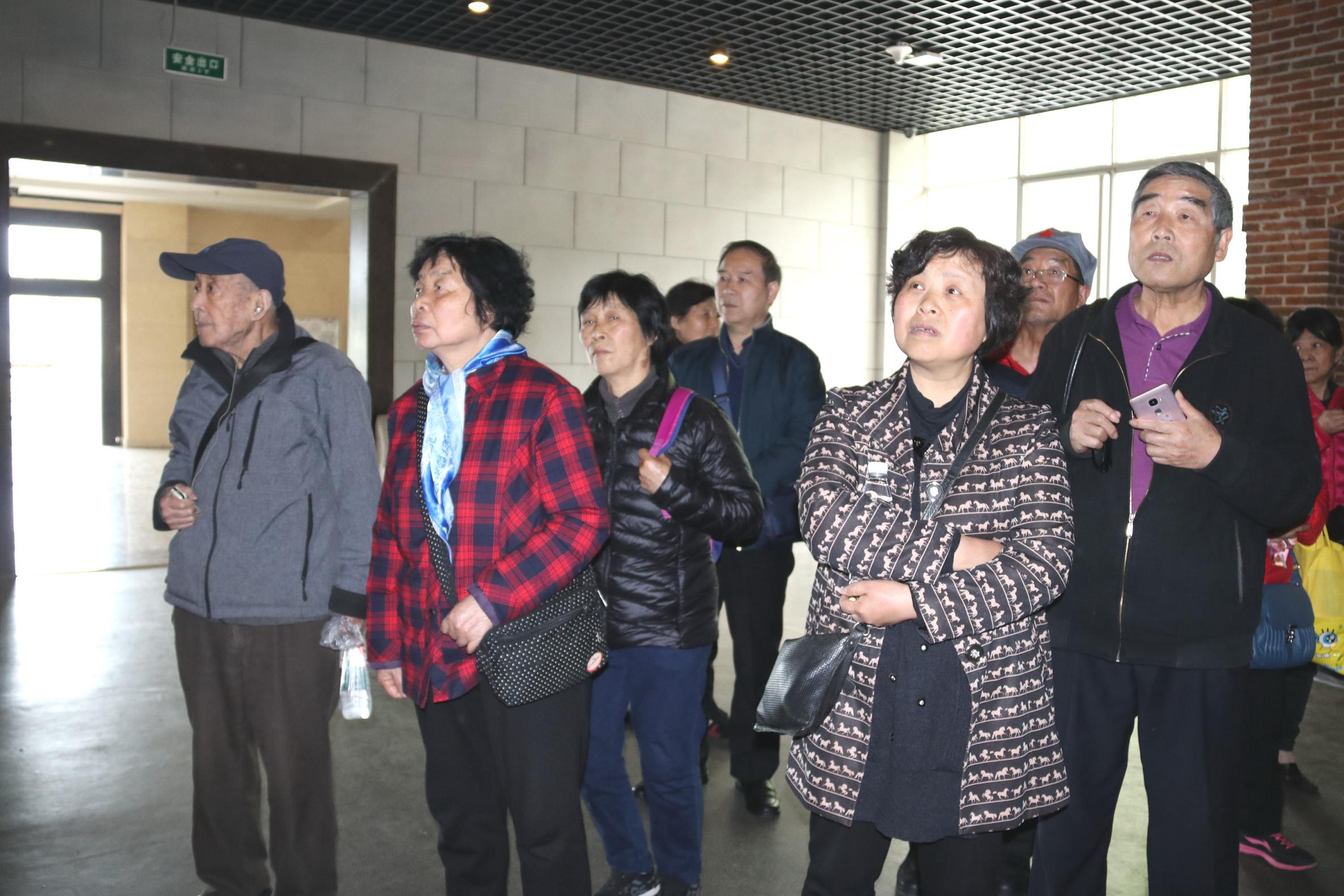 参观陈列馆
