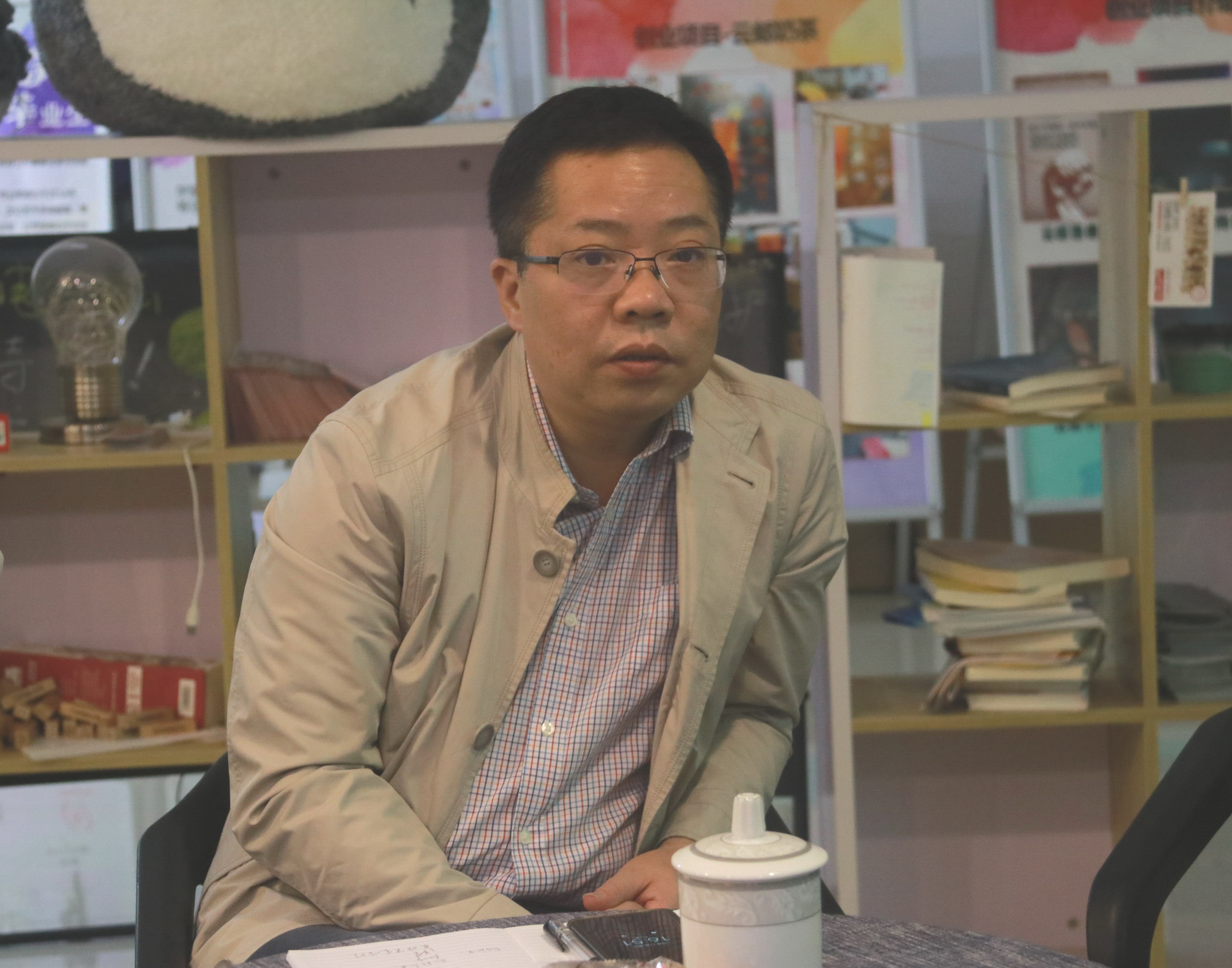 罗崇光副院长认真倾听员工心声