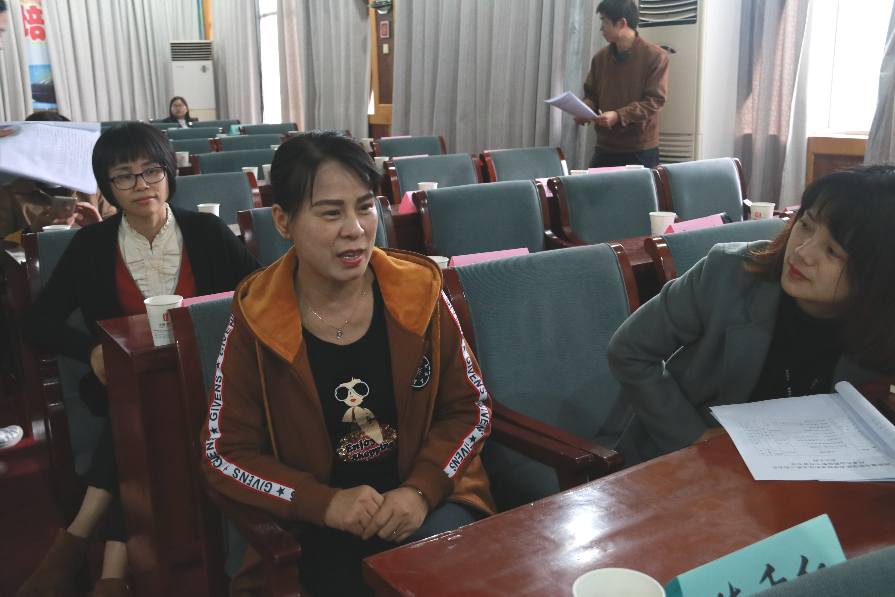 分组讨论中代表们畅所欲言