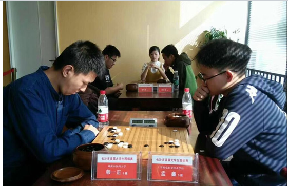 对局过程中双方盯着围棋盘思索