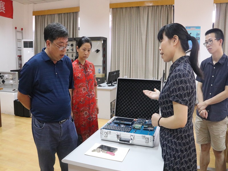 专家组参观物联网实训室