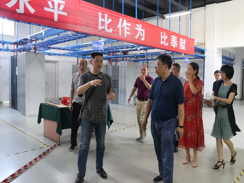 专家组参观综合化维护基地