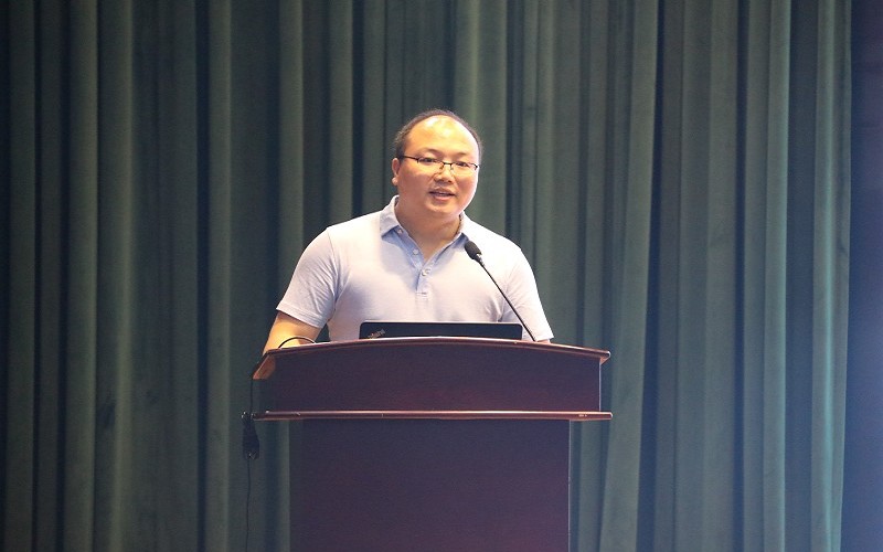 教师代表李崇鞅作《以勤为梯练技能  以恒为翼甘奉献》的发言